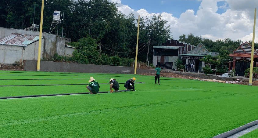 Thi công sân bóng cỏ nhân tạo