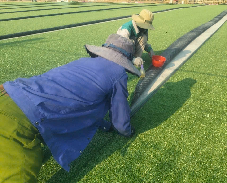 Thi công sân bóng cỏ nhân tạo