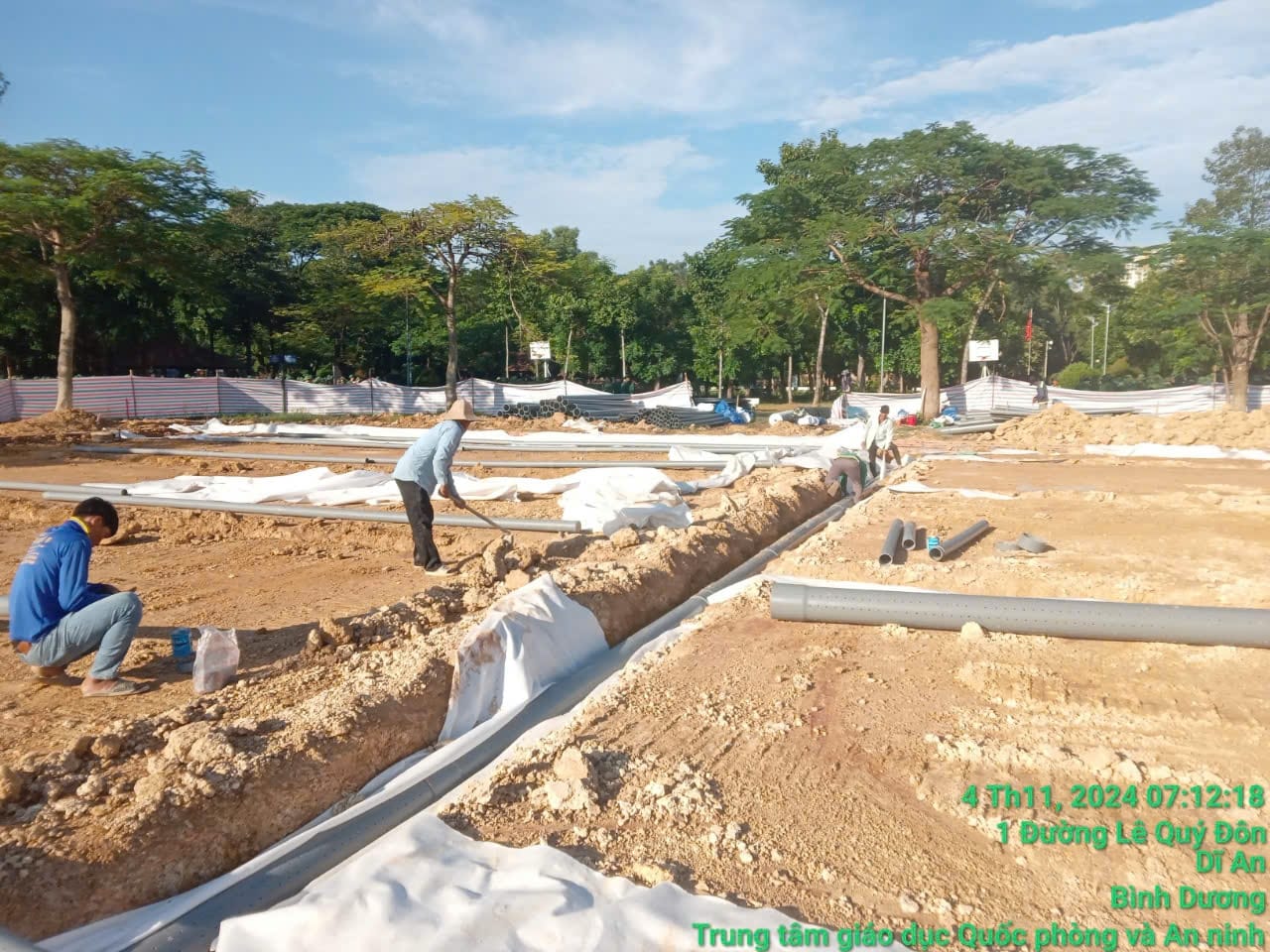 Thi công sân bóng cỏ nhân tạo