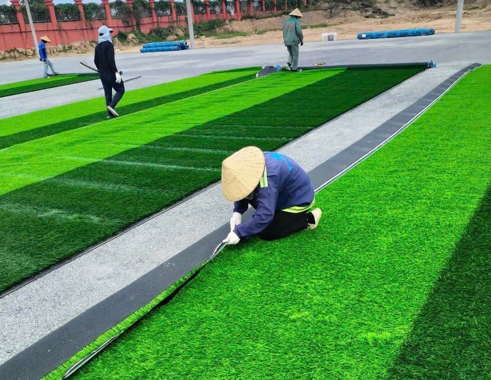 Thi công sân bóng cỏ nhân tạo