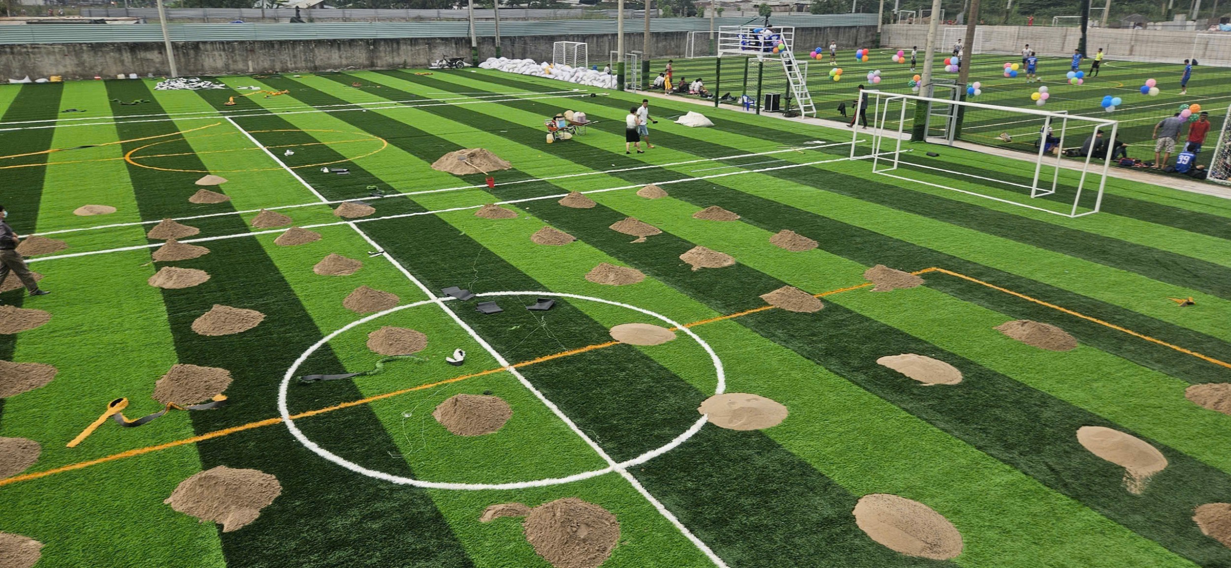 Thi công sân bóng cỏ nhân tạo